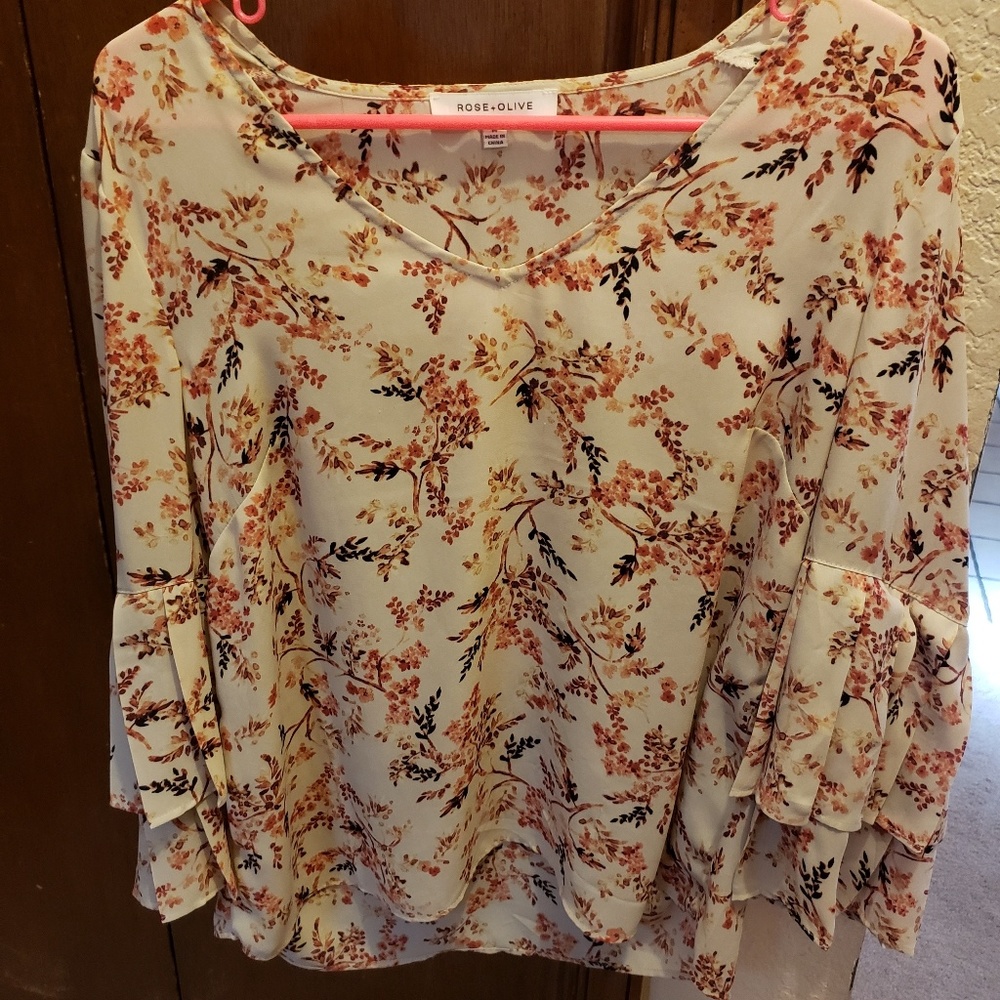 Floral flowy blouse